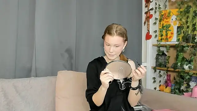 KarieBowery online show from November 28, 8:45 pm