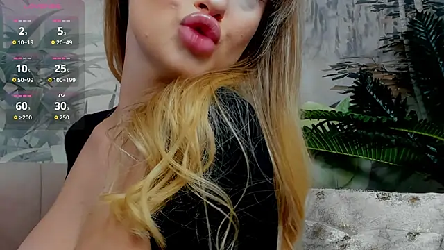 ChloeeBee online show from November 24, 7:05 pm