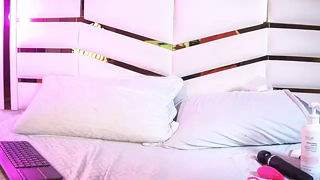 luciana agudelo online show from February 13, 8:21 pm