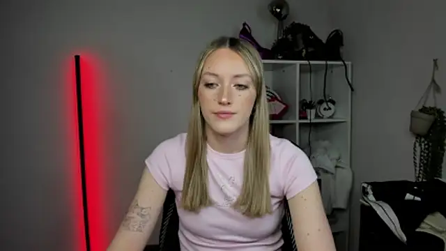 EvelynBlond online show from April 3, 1:42 pm