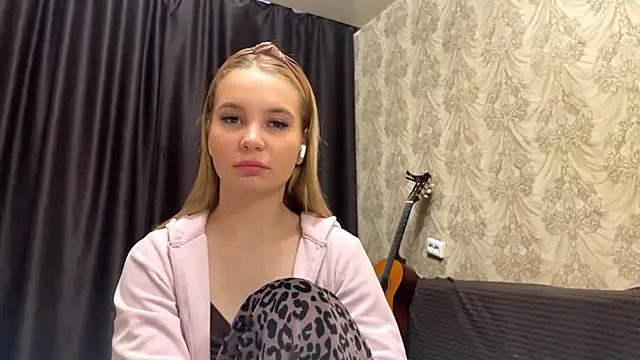 SophieLorein online show from November 22, 6:05 am