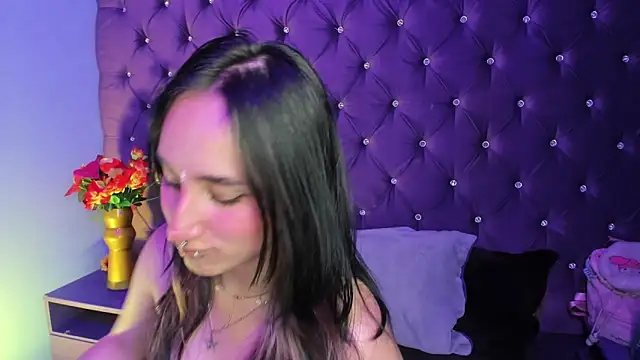 CharlotteStuart online show from April 7, 3:41 am