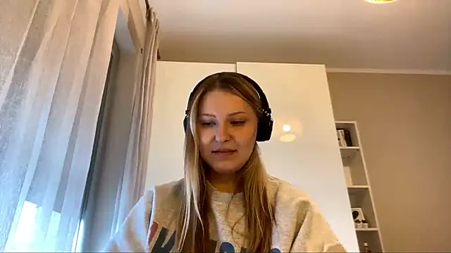 BrianneVaneps online show from December 4, 12:07 pm