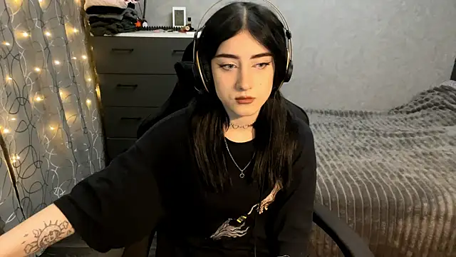 Meowluly online show from December 17, 8:46 pm