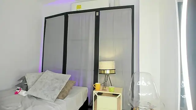 niicole steele  online show from April 16, 9:39 pm