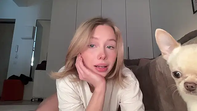 Snapshot of girlfromblushland chatting on February 22, 12:39 pm girlfromblushland online show from February 22, 12:39 pm