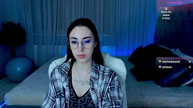 Miss  Linn online show from December 4, 1:35 pm