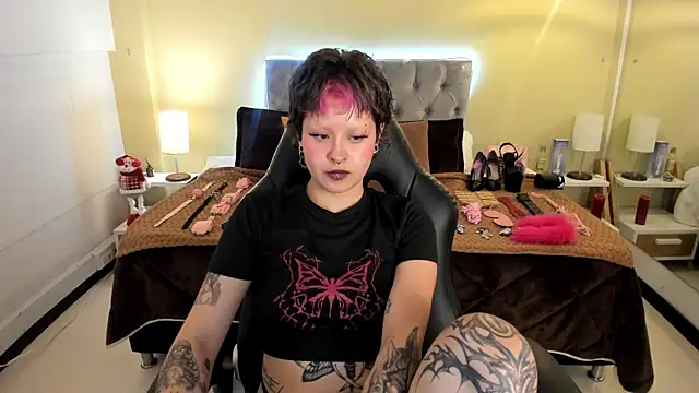 Saskia Vellour online show from December 2, 7:38 pm