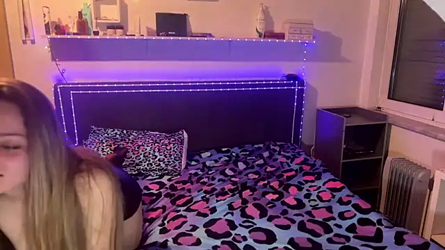 Dee Lorrie online show from December 4, 5:03 pm