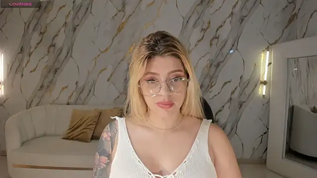 MadisonKane online show from April 8, 1:24 pm