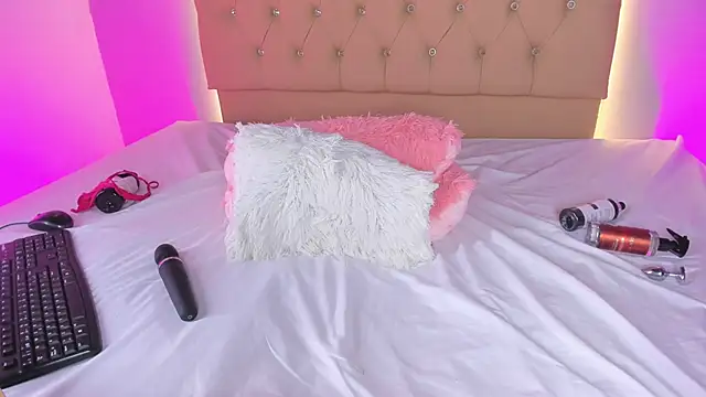 EmmaLawrence  online show from February 12, 11:56 am