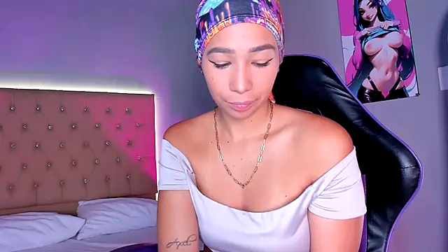 EmmaLawrence  online show from December 16, 8:37 pm