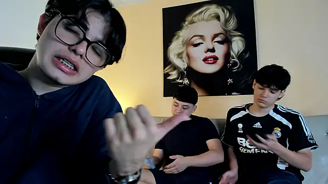 HotThreesoome online show from March 24, 12:32 pm