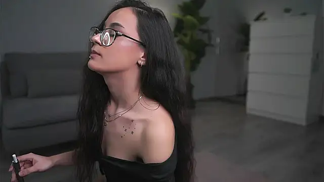 ValexieLux online show from March 31, 10:04 am