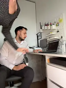 Lovebackground online show from April 3, 8:45 am