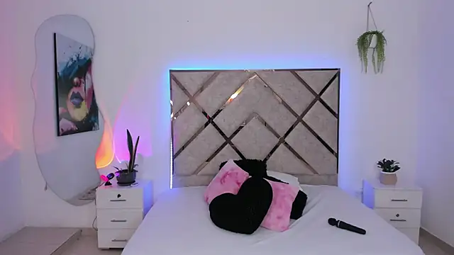 queenie staar online show from April 10, 5:41 pm