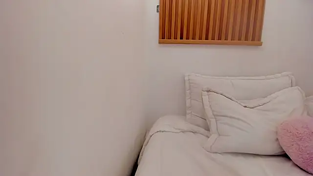 lia quinn online show from February 15, 3:20 am