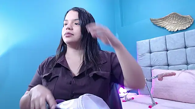 AuraArnau online show from January 12, 6:35 pm