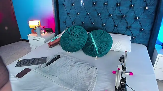 Issa Clark01 online show from April 9, 10:04 pm