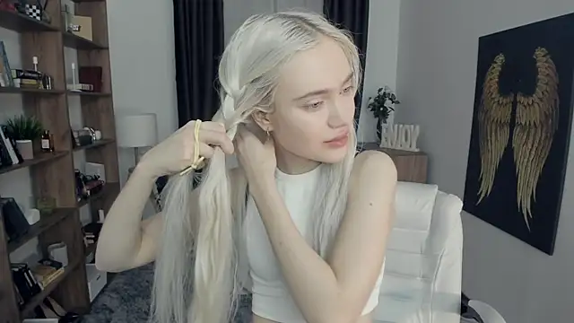 KristalCrowner online show from March 1, 7:35 pm