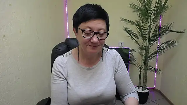 EmilyL0ve online show from May 31, 5:19 pm