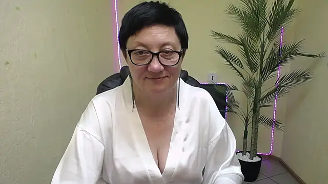 EmilyL0ve online show from May 31, 6:09 pm