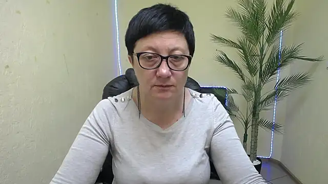 EmilyL0ve online show from May 30, 5:10 pm