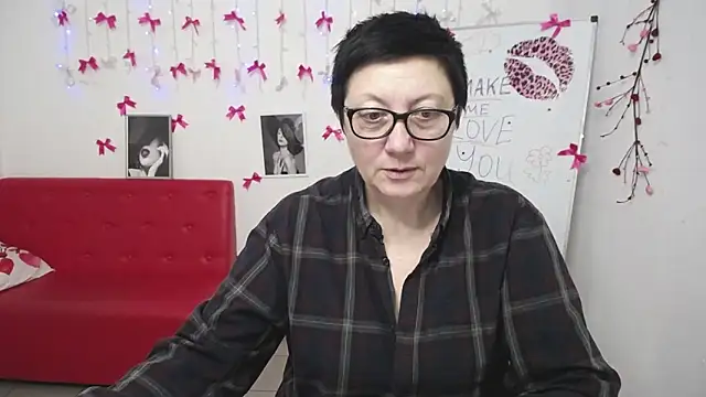 EmilyL0ve online show from February 24, 7:45 pm