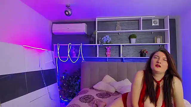 StephieRousee online show from February 7, 7:12 am