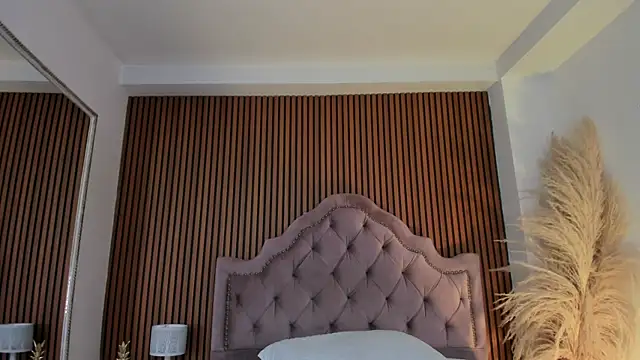 Violett hott  online show from April 12, 12:41 pm