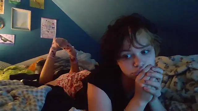 quwuinnie333 online show from February 5, 4:37 am