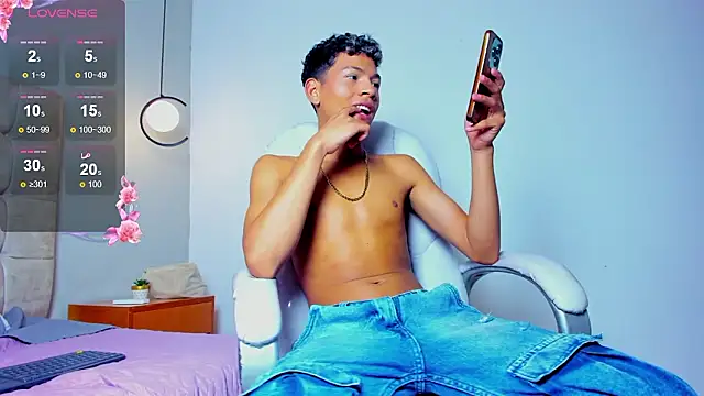 twink royale18 online show from February 10, 6:44 pm