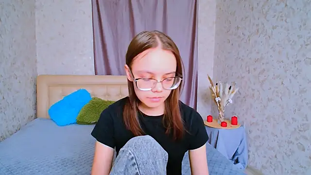 LolliStrawberry online show from April 10, 10:10 am