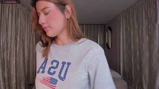 BellaThompsonX online show from March 4, 9:10 pm