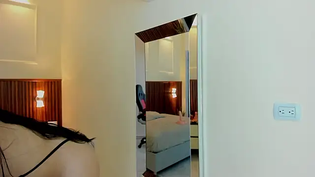 MARIE TAPNER online show from March 24, 12:32 pm