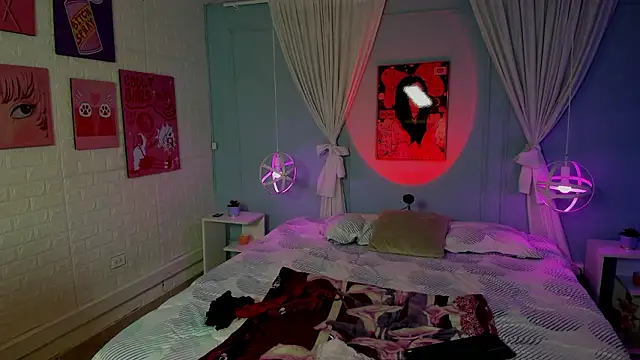 naomi campell online show from February 5, 7:28 pm