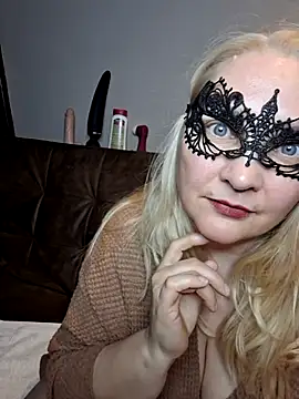 MaskedQueen77 online show from May 21, 6:39 pm