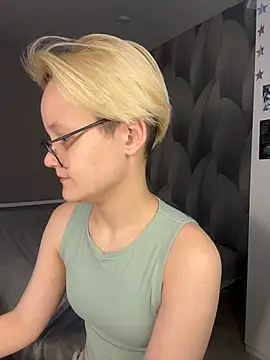 LuunaDorean online show from February 19, 6:24 am