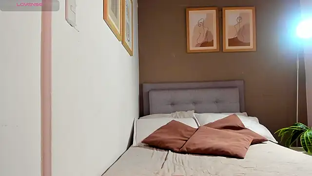 SalomeStorm  online show from April 7, 2:52 pm