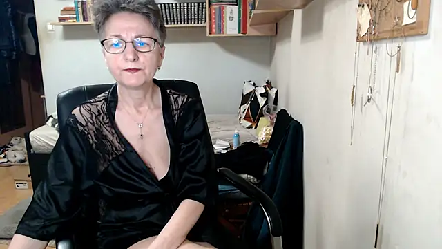 Snapshot of katemodel chatting on October 6, 7:47 am katemodel online show from October 6, 7:47 am