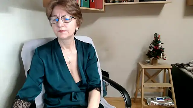 katemodel online show from January 11, 8:30 am