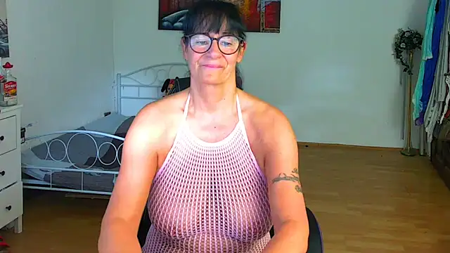 Snapshot of Sylly chatting on October 5, 9:58 am Sylly online show from October 5, 9:58 am