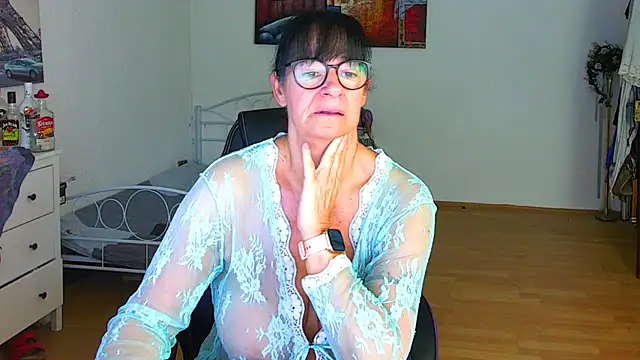 Snapshot of Sylly chatting on October 7, 10:52 am Sylly online show from October 7, 10:52 am