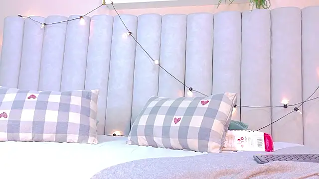 EmmaLou   online show from February 12, 4:14 am