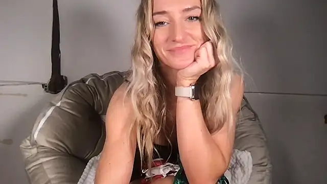 fitmegan30 online show from February 19, 7:02 pm