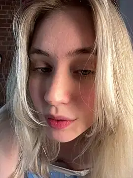 LovelyMiu online show from March 6, 1:28 pm