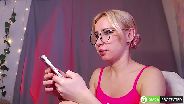 Mia  Jensen online show from March 15, 11:45 am