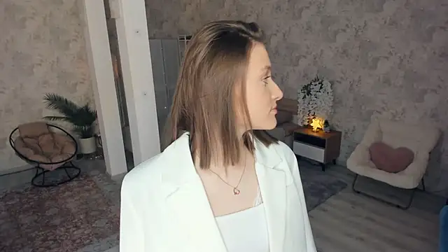 LianneBynon online show from April 13, 8:48 am