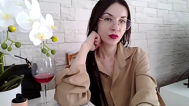 JuliaLovely online show from April 10, 2:01 pm