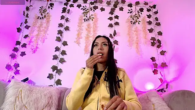 Stephanie Fontaine online show from February 9, 1:02 pm